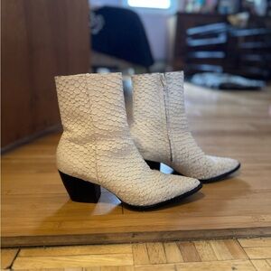 Matisse Cream Textured Ankle Leather Cowboy Booties - Size 6.5 - gently worn